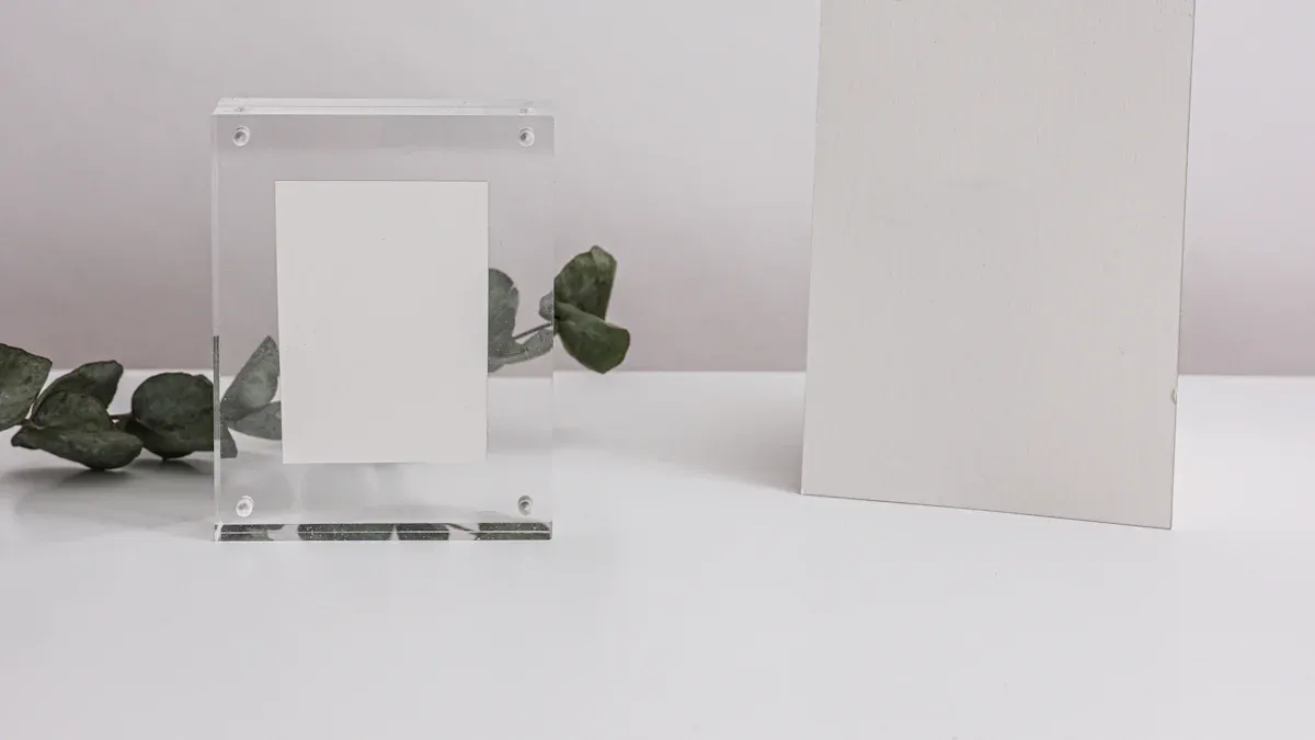 Acrylic frames: in-depth reviews