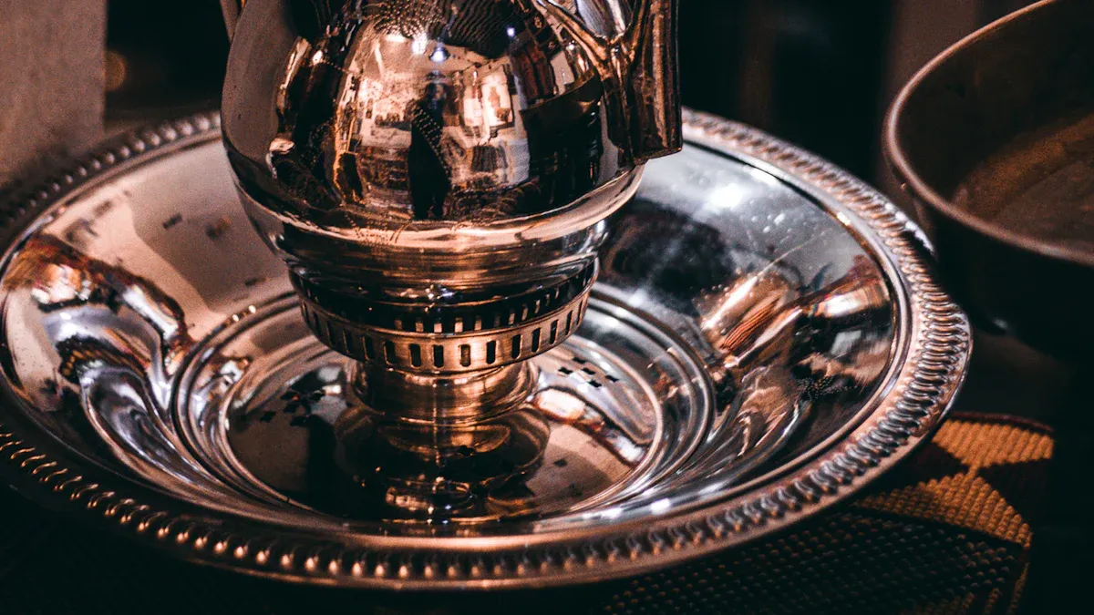 Style and Customization of Acrylic Trays vs. Metal