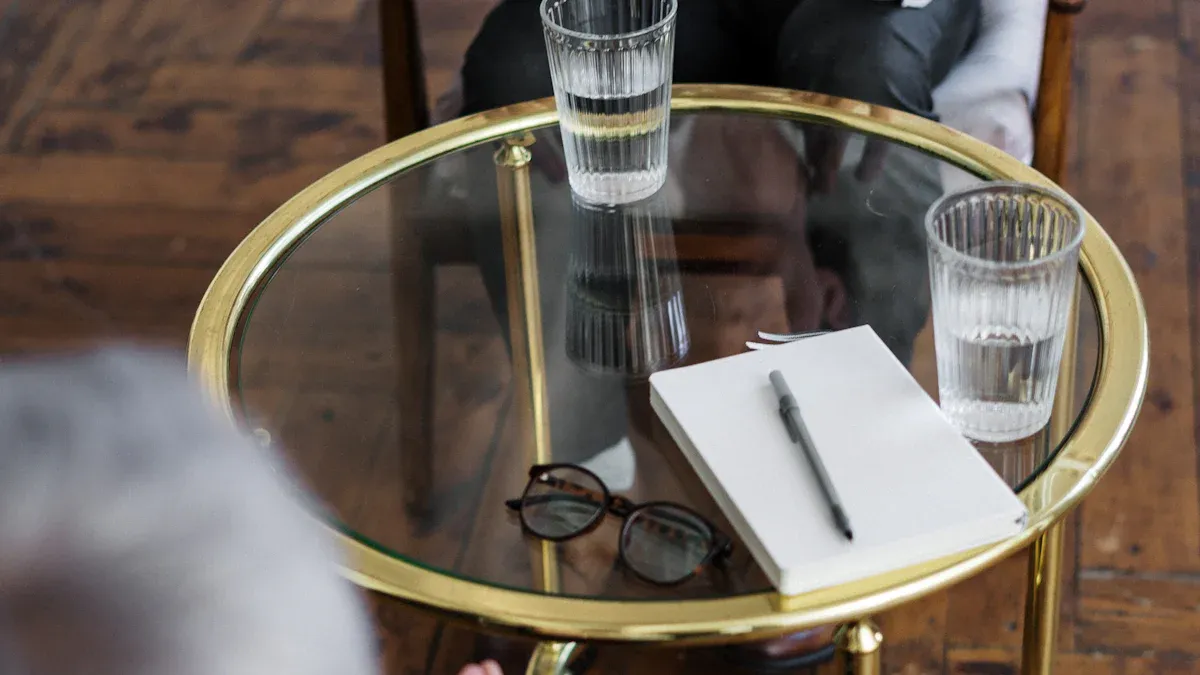 Lucite vs Acrylic Comparing Clear Table Materials for 2025 Homes