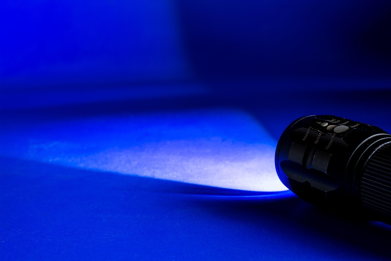 How Offering UV Flashlights Can Expand Your Product Portfolio in Inspection & Maintenance Fields