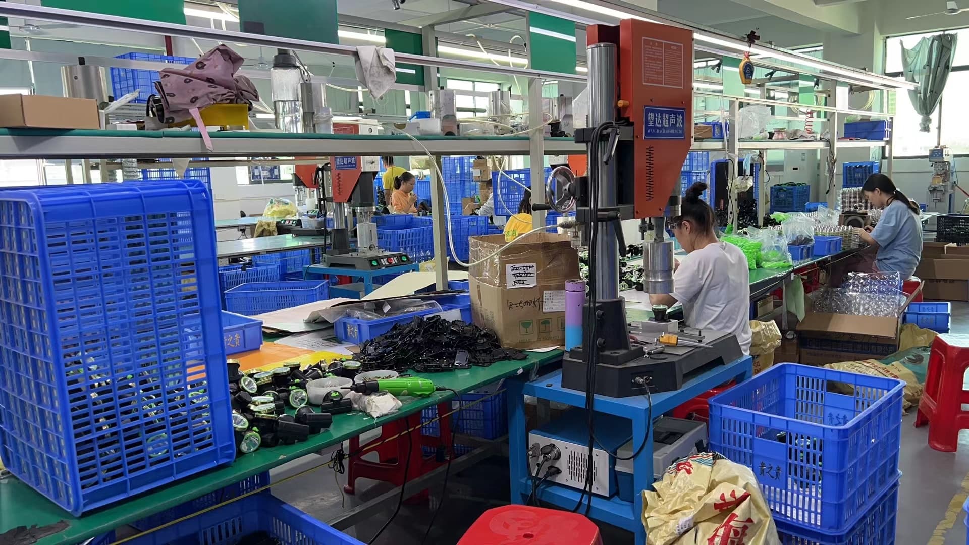 Key cost factors in flashlight production