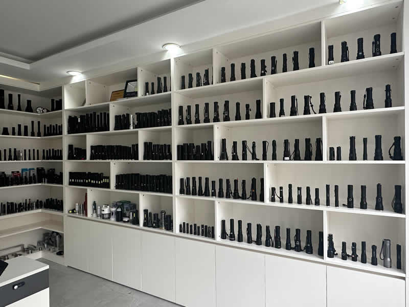 How to Customize Wholesale Flashlights for Your Business Needs