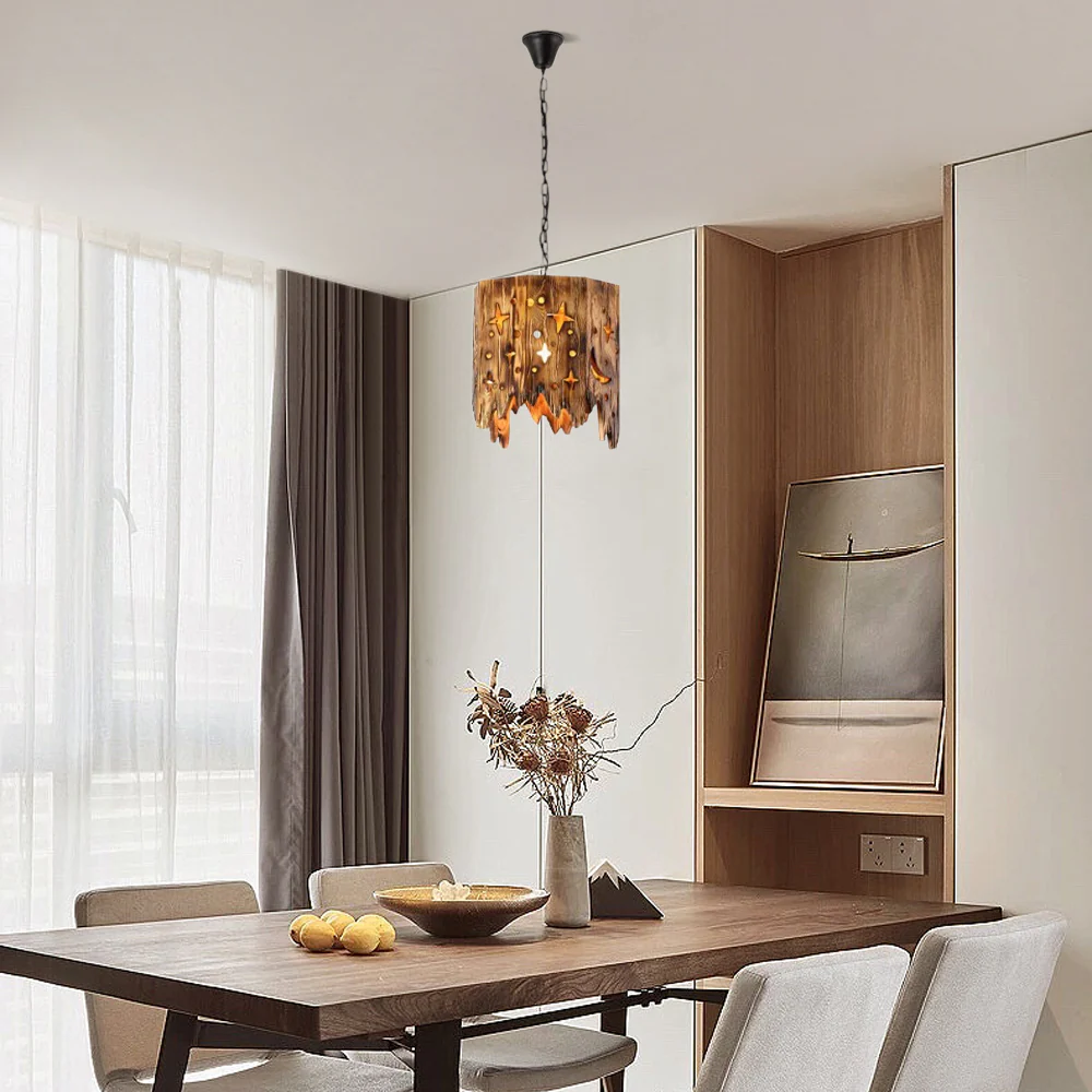 Kreative Holzlampe in Baumform